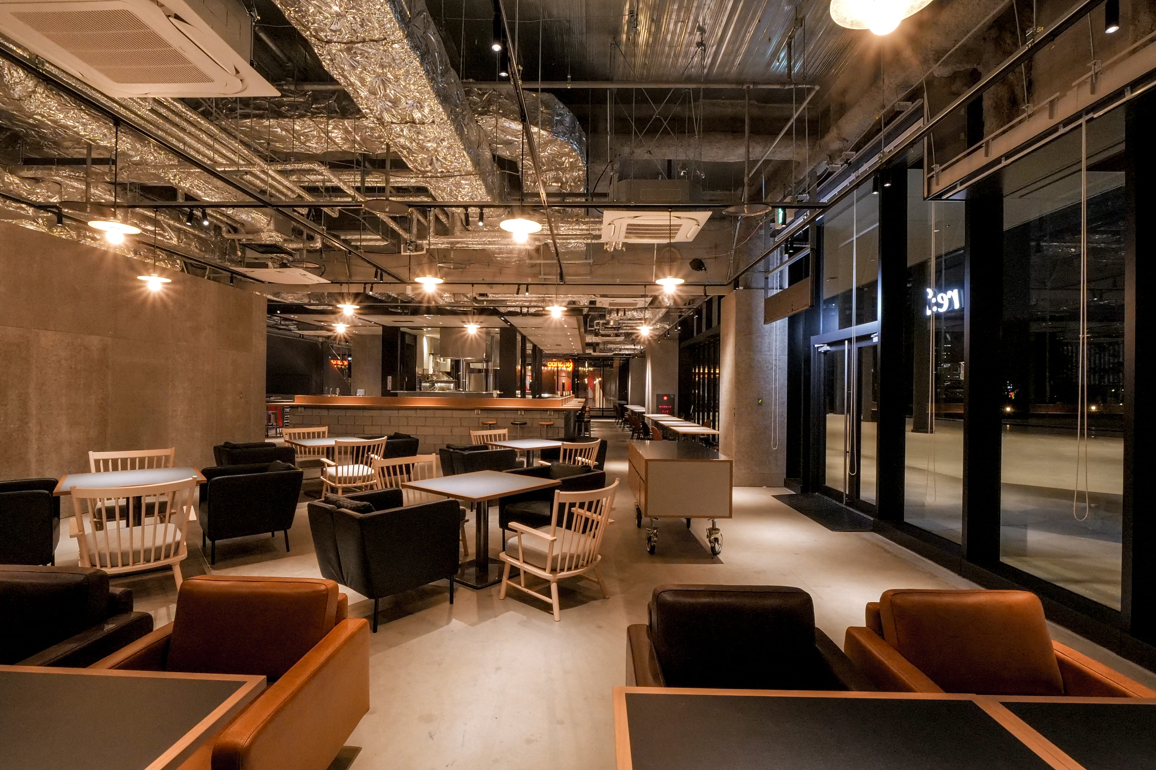 re:Dine 大阪（シェア型フードホール）